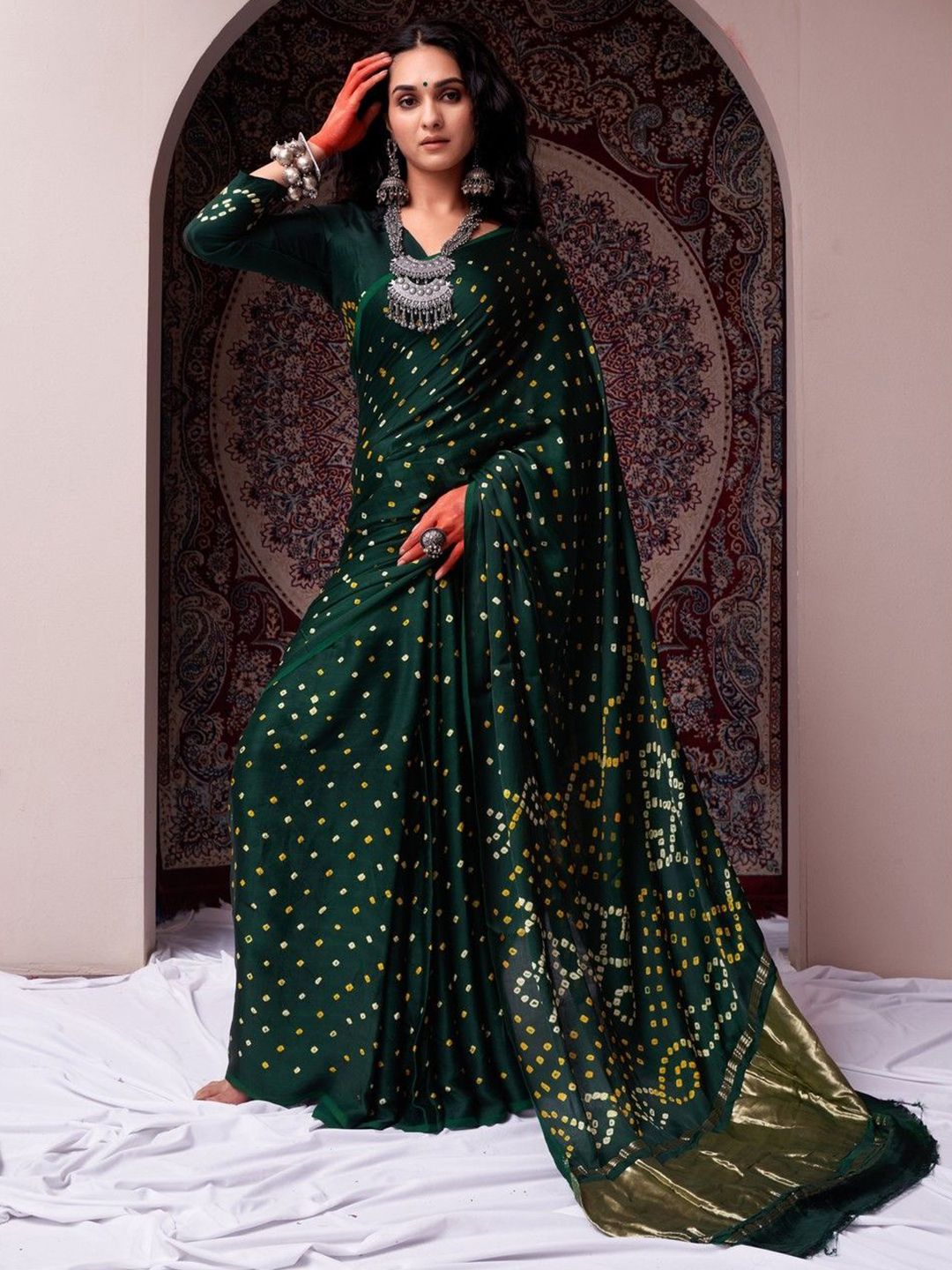 L2zSfMxh_24a316de5b85460f9dccf0bd409f34d7.jpg Taavi Bandhani Tie & Dye Woven Design Kanjeevaram Saree With Blouse Piece - Image 1