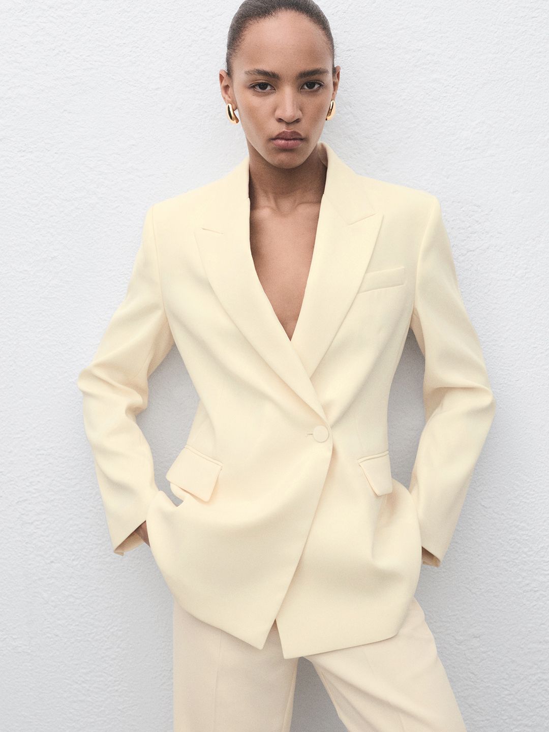 fm0EkKkP_ad16f06fb28e4afb9658ac1ac7abac79.jpg MANGO Notched Lapel Single-Breasted Blazer - Image 1